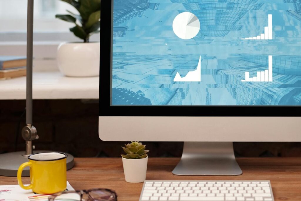 How-to: Die Leadgenerierung einfach erklärt 10 Foto eines Monitors mit Statistiken abgebildet, in der Umgebung eines Arbeitsplatzes