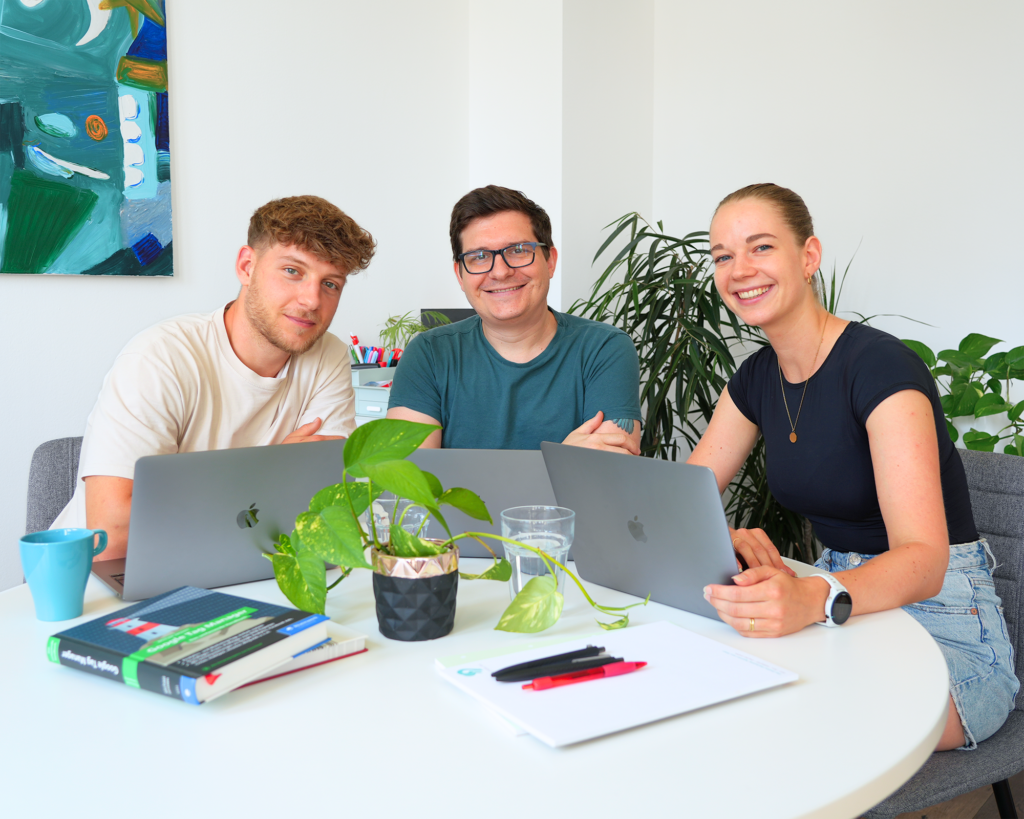 KOMMA99 Projektleitung bei einem Meeting.