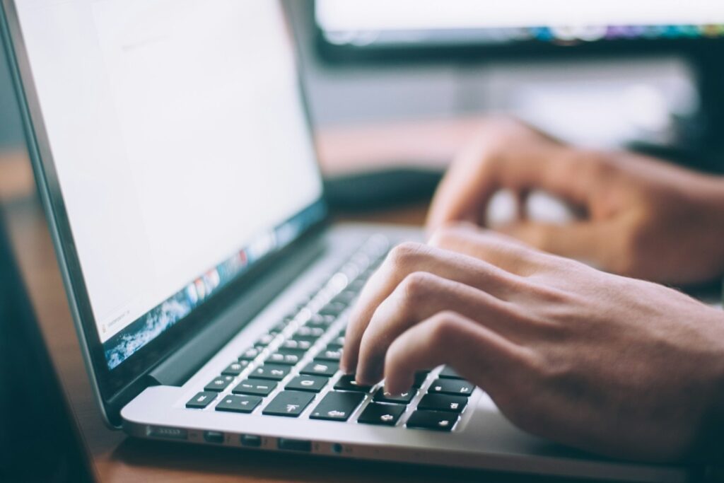 Was ist User Generated Content? 8 User tippt auf dem Laptop