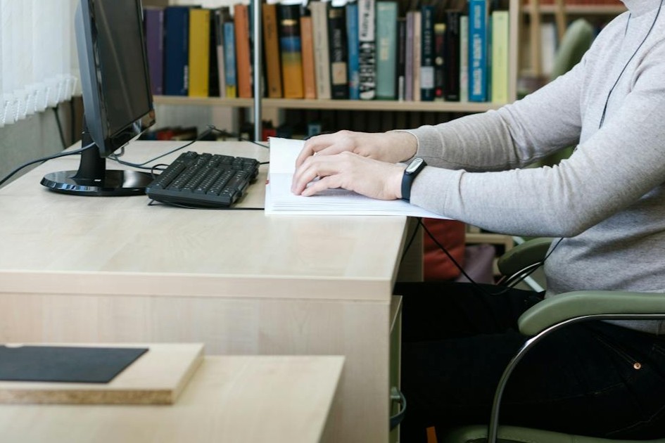 Sehbeeinträchtigte Person liest via Braille