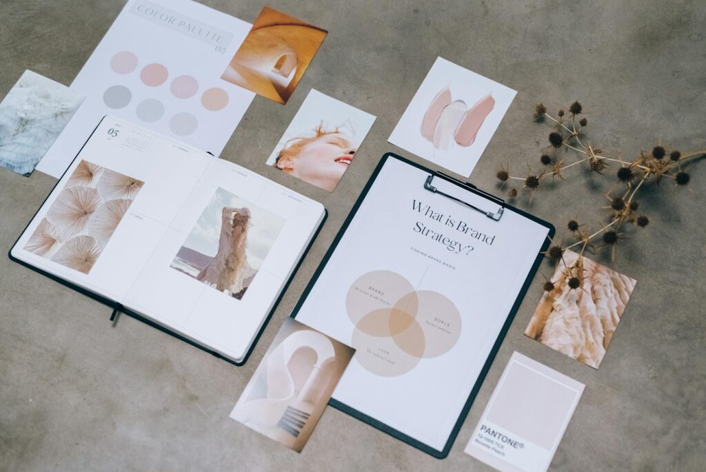 Dein All-in-One Guide – Alles rund um Branding 1 Farb- und Papierproben eines Branding Paketes auf dem Boden aufgelegt