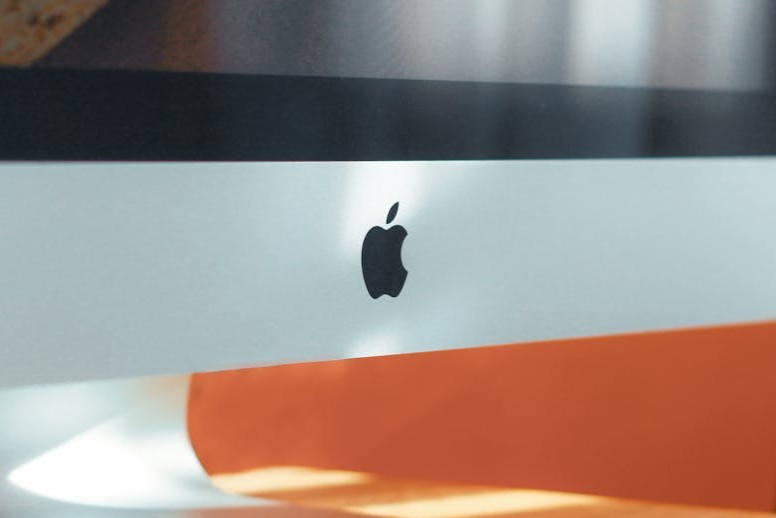 Dein All-in-One Guide – Alles rund um Branding 2 Apple Logo auf einem Desktop Bildschirm