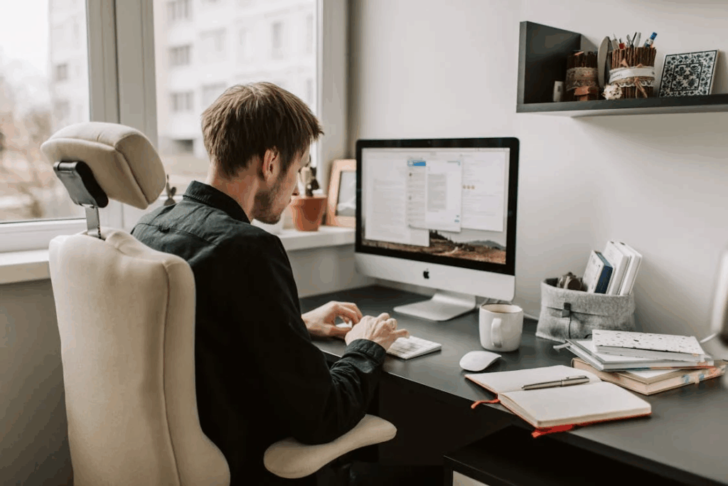 Barrierefreie Webseiten: der große Leitfaden 3 Ein Mann tippt auf seinem Computer an einem Arbeitstisch