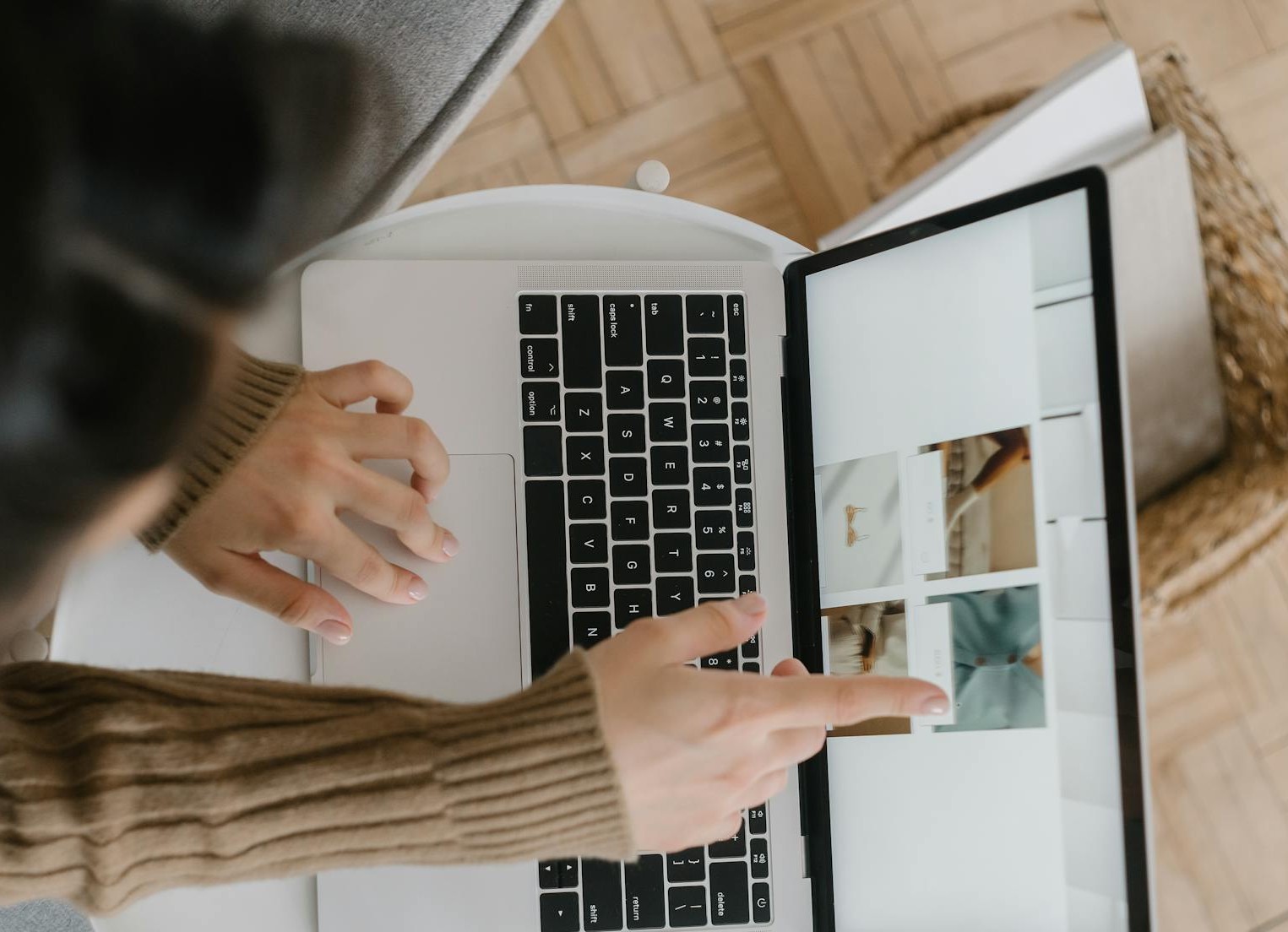 person zeigt auf den bildschirm eines laptops
