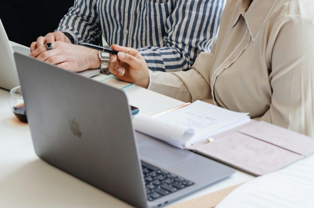zwei personen bei einem beratungsgespräch mit laptop