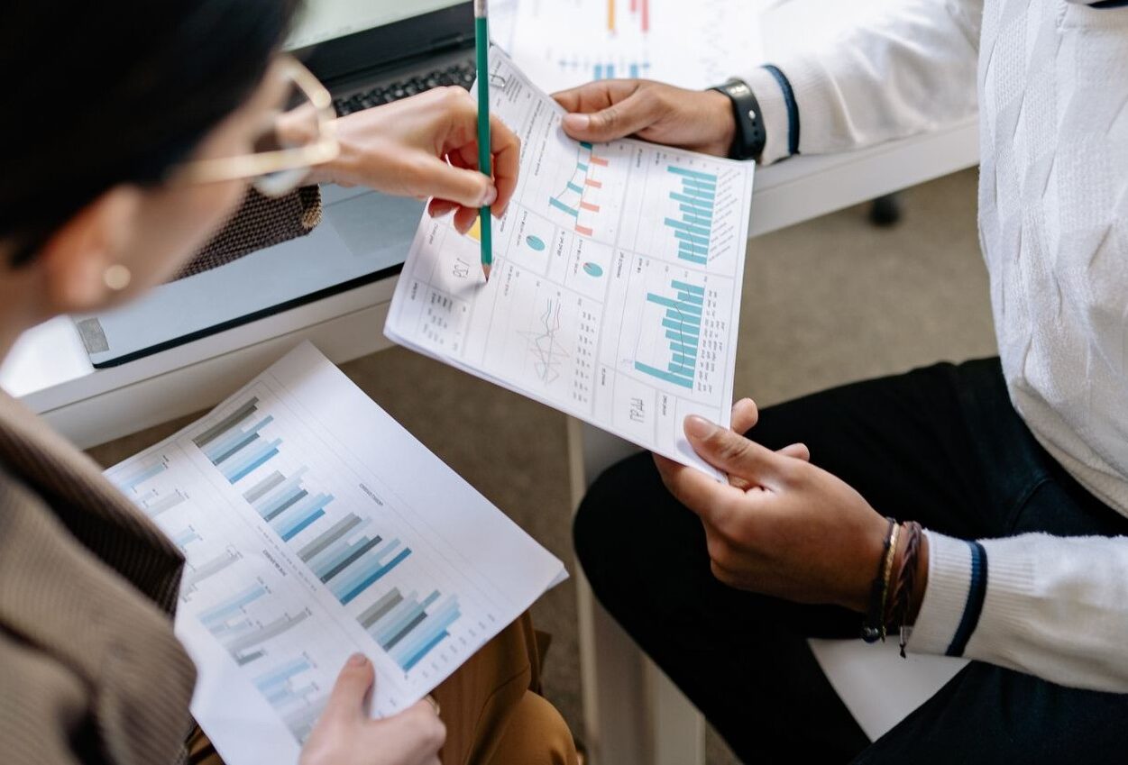 Neuromarketing: Wie Kaufentscheidungen wirklich entstehen 2 Zwei Personen, die sich statistische Marketing Dokumente zusammen ansehen